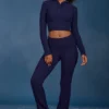 Pantaloni evazați cu pliu, cu model tricotat în relief, în albastru închis Pantaloni evazați cu pliu, cu model tricotat în relief, în albastru închis