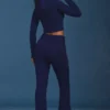 Pantaloni evazați cu pliu, cu model tricotat în relief, în albastru închis Pantaloni evazați cu pliu, cu model tricotat în relief, în albastru închis