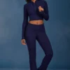 Pantaloni evazați cu pliu, cu model tricotat în relief, în albastru închis Pantaloni evazați cu pliu, cu model tricotat în relief, în albastru închis