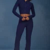 Pantaloni evazați cu pliu, cu model tricotat în relief, în albastru închis Pantaloni evazați cu pliu, cu model tricotat în relief, în albastru închis