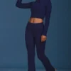 Pantaloni evazați cu pliu, cu model tricotat în relief, în albastru închis Pantaloni evazați cu pliu, cu model tricotat în relief, în albastru închis