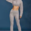 Pantaloni evazați cu pliu, cu model tricotat în stil „cable”, de culoare gri melanj Pantaloni evazați cu pliu, cu model tricotat în stil „cable”, de culoare gri melanj