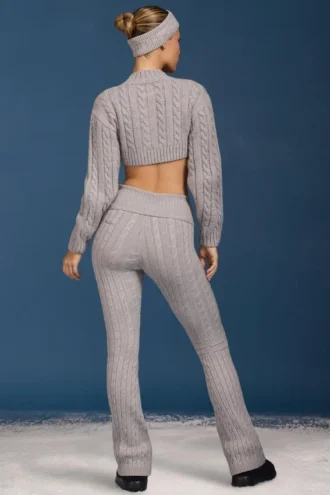 Pantaloni evazați cu pliu, cu model tricotat în stil „cable”, de culoare gri melanj