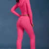 Pantaloni evazați cu pliu, cu model tricotat în zig-zag, în roz intens Pantaloni evazați cu pliu, cu model tricotat în zig-zag, în roz intens