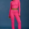 Pantaloni evazați cu pliu, cu model tricotat în zig-zag, în roz intens Pantaloni evazați cu pliu, cu model tricotat în zig-zag, în roz intens