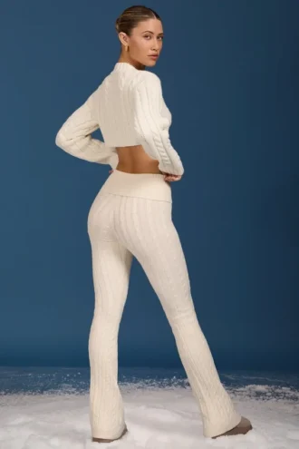 Pantaloni evazați cu pliu, cu tricotaj tip cablu, de culoare crem