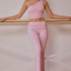 Pantaloni evazați cu talie înaltă și pliu, în roz pal Pantaloni evazați cu talie înaltă și pliu, în roz pal