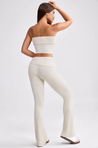 Pantaloni evazați cu talie pliată din tricot gros, culoare crem Pantaloni evazați cu talie pliată din tricot gros, culoare crem