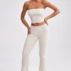 Pantaloni evazați cu talie pliată din tricot gros, culoare crem Pantaloni evazați cu talie pliată din tricot gros, culoare crem