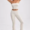 Pantaloni evazați cu talie pliată din tricot gros, culoare crem Pantaloni evazați cu talie pliată din tricot gros, culoare crem