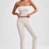 Pantaloni evazați cu talie pliată din tricot gros, culoare crem Pantaloni evazați cu talie pliată din tricot gros, culoare crem