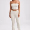 Pantaloni evazați cu talie pliată din tricot gros, culoare crem Pantaloni evazați cu talie pliată din tricot gros, culoare crem