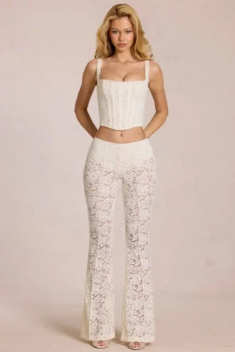 Pantaloni evazați din dantelă transparentă, cu talie medie, model Calista, culoare ivoriu Pantaloni evazați din dantelă transparentă, cu talie medie, model Calista, culoare ivoriu