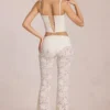 Pantaloni evazați din dantelă transparentă, cu talie medie, model Calista, culoare ivoriu Pantaloni evazați din dantelă transparentă, cu talie medie, model Calista, culoare ivoriu