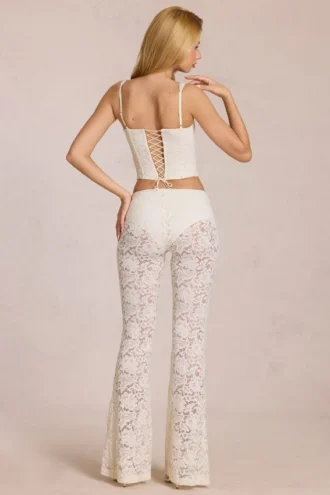Pantaloni evazați din dantelă transparentă, cu talie medie, model Calista, culoare ivoriu Pantaloni evazați din dantelă transparentă, cu talie medie, model Calista, culoare ivoriu