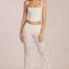 Pantaloni evazați din dantelă transparentă, cu talie medie, model Calista, culoare ivoriu Pantaloni evazați din dantelă transparentă, cu talie medie, model Calista, culoare ivoriu