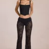 Pantaloni evazați din dantelă transparentă, cu talie medie, model Calista, negri Pantaloni evazați din dantelă transparentă, cu talie medie, model Calista, negri