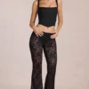 Pantaloni evazați din dantelă transparentă, cu talie medie, model Calista, negri Pantaloni evazați din dantelă transparentă, cu talie medie, model Calista, negri