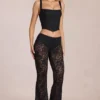 Pantaloni evazați din dantelă transparentă, cu talie medie, model Calista, negri Pantaloni evazați din dantelă transparentă, cu talie medie, model Calista, negri