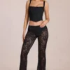 Pantaloni evazați din dantelă transparentă, cu talie medie, model Calista, negri Pantaloni evazați din dantelă transparentă, cu talie medie, model Calista, negri
