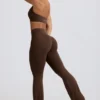 Pantaloni evazați din jersey periat, cu volane, în culoarea Pecan Marl Pantaloni evazați din jersey periat, cu volane, în culoarea Pecan Marl