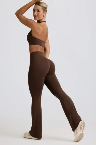 Pantaloni evazați din jersey periat, cu volane, în culoarea Pecan Marl Pantaloni evazați din jersey periat, cu volane, în culoarea Pecan Marl