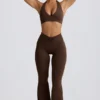Pantaloni evazați din jersey periat, cu volane, în culoarea Pecan Marl Pantaloni evazați din jersey periat, cu volane, în culoarea Pecan Marl