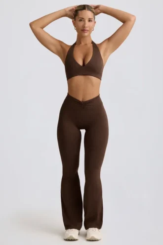Pantaloni evazați din jersey periat, cu volane, în culoarea Pecan Marl Pantaloni evazați din jersey periat, cu volane, în culoarea Pecan Marl