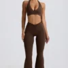 Pantaloni evazați din jersey periat, cu volane, în culoarea Pecan Marl Pantaloni evazați din jersey periat, cu volane, în culoarea Pecan Marl