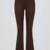 Pantaloni evazați din jersey periat, cu volane, în culoarea Pecan Marl Pantaloni evazați din jersey periat, cu volane, în culoarea Pecan Marl