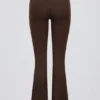 Pantaloni evazați din jersey periat, cu volane, în culoarea Pecan Marl Pantaloni evazați din jersey periat, cu volane, în culoarea Pecan Marl