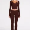 Pantaloni evazați Philippa din modal, cu talie medie, în culoarea ciocolată Pantaloni evazați Philippa din modal, cu talie medie, în culoarea ciocolată