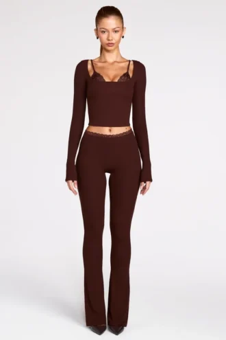 Pantaloni evazați Philippa din modal, cu talie medie, în culoarea ciocolată Pantaloni evazați Philippa din modal, cu talie medie, în culoarea ciocolată