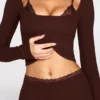 Pantaloni evazați Philippa din modal, cu talie medie, în culoarea ciocolată Pantaloni evazați Philippa din modal, cu talie medie, în culoarea ciocolată