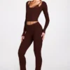 Pantaloni evazați Philippa din modal, cu talie medie, în culoarea ciocolată Pantaloni evazați Philippa din modal, cu talie medie, în culoarea ciocolată