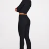 Pantaloni evazați Philippa din modal, cu talie medie, în culoarea neagră Pantaloni evazați Philippa din modal, cu talie medie, în culoarea neagră
