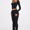 Pantaloni evazați Philippa din modal, cu talie medie, în culoarea neagră Pantaloni evazați Philippa din modal, cu talie medie, în culoarea neagră