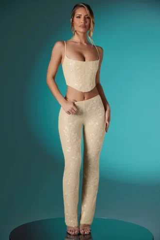 Pantaloni Fallon Petite cu talie joasă, dantelă decorată, culoare ivoriu