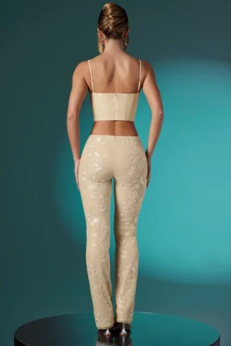 Pantaloni Fallon Petite cu talie joasă, dantelă decorată, culoare ivoriu