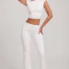 Pantaloni Hollis cu talie medie și croi drept, în culoarea albă Pantaloni Hollis cu talie medie și croi drept, în culoarea albă
