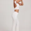 Pantaloni Hollis cu talie medie și croi drept, în culoarea albă Pantaloni Hollis cu talie medie și croi drept, în culoarea albă