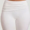 Pantaloni Hollis cu talie medie și croi drept, în culoarea albă Pantaloni Hollis cu talie medie și croi drept, în culoarea albă