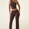 Pantaloni Hollis cu talie medie și croi drept, în culoarea ciocolată Pantaloni Hollis cu talie medie și croi drept, în culoarea ciocolată