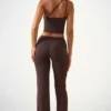 Pantaloni Hollis cu talie medie și croi drept, în culoarea ciocolată Pantaloni Hollis cu talie medie și croi drept, în culoarea ciocolată