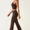 Pantaloni Hollis cu talie medie și croi drept, în culoarea ciocolată Pantaloni Hollis cu talie medie și croi drept, în culoarea ciocolată