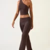 Pantaloni Hollis cu talie medie și croi drept, în culoarea ciocolată Pantaloni Hollis cu talie medie și croi drept, în culoarea ciocolată
