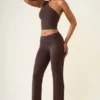 Pantaloni Hollis cu talie medie și croi drept, în culoarea ciocolată Pantaloni Hollis cu talie medie și croi drept, în culoarea ciocolată