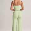 Pantaloni largi cu pliu Melida din modal, în culoarea verde salvie Pantaloni largi cu pliu Melida din modal, în culoarea verde salvie