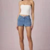 Pantaloni scurți Beata cu talie înaltă și croi în A, spălare albastru mediu Pantaloni scurți Beata cu talie înaltă și croi în A, spălare albastru mediu