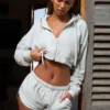 Pantaloni scurți cu talie medie și detalii cu nasturi, în culoarea gri deschis Pantaloni scurți cu talie medie și detalii cu nasturi, în culoarea gri deschis
